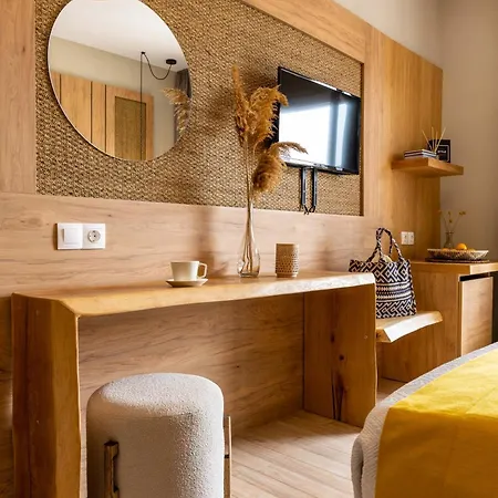 Hotel Thalassa, Philian And