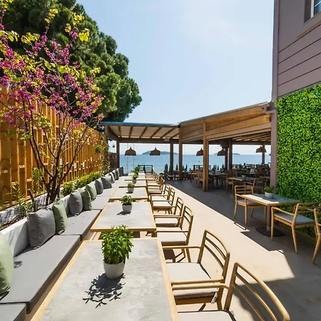 Thalassa, Philian And Szálloda *