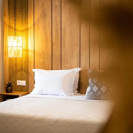 Hotel Thalassa, Philian And *