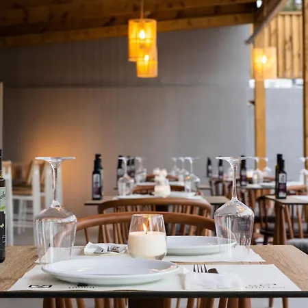 Thalassa, Philian And Szkiáthosz