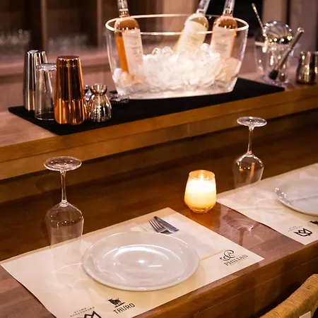 Hotel Thalassa, Philian And