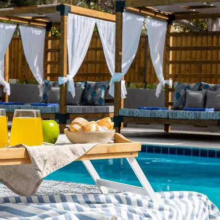 Hotel Thalassa, Philian And *